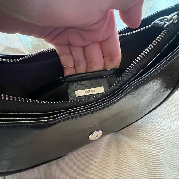 Osoi Brocle Buckle Shoulder Bag Black - Picture 5 of 7